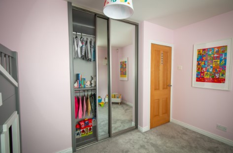 childs bedroom sliding mirrored wardrobe