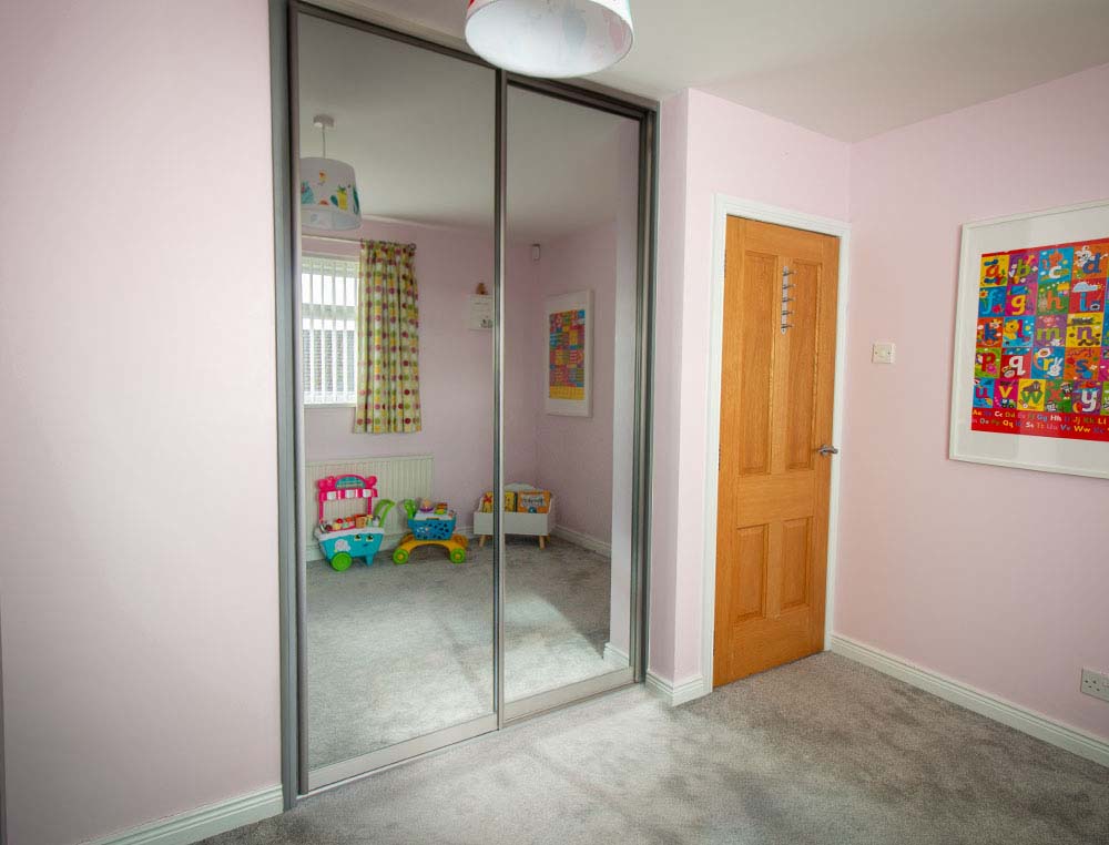childs room with mirrored wardrobe